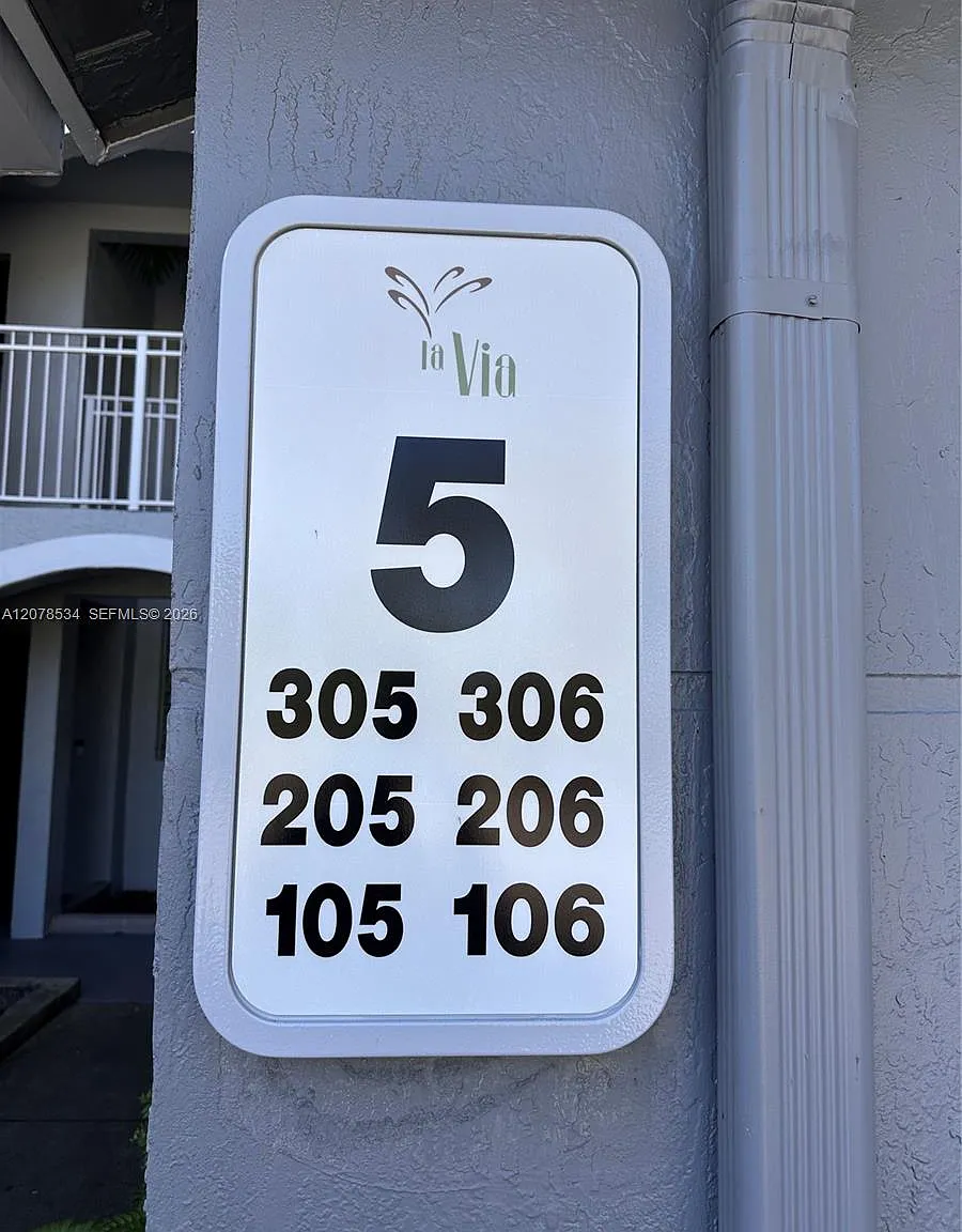 La Via Condo — Photo 2