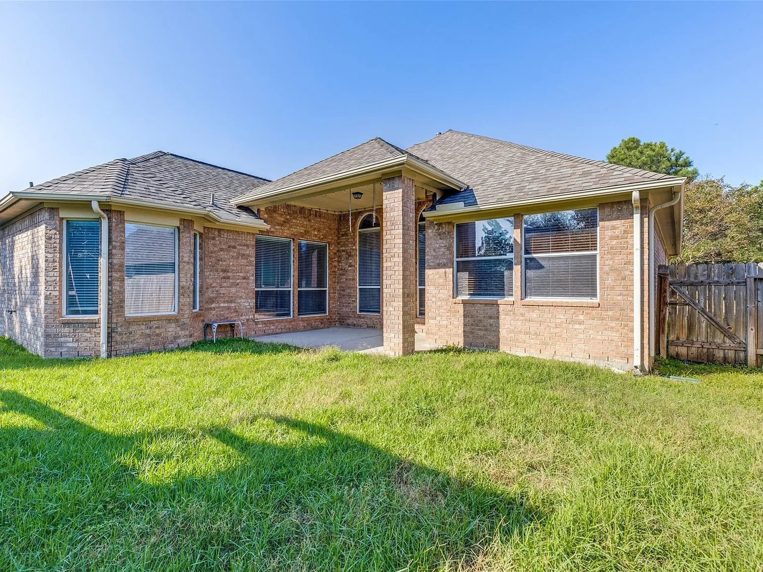 4 bed, 2.0 bath, 2176 sqft, $2,700 — Photo 2