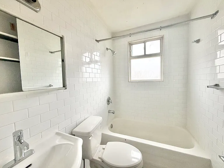 104 King Edward Ave — Photo 6