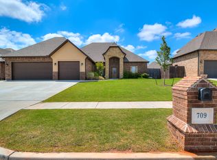 709 Lindsey Ln, Moore, OK 73160