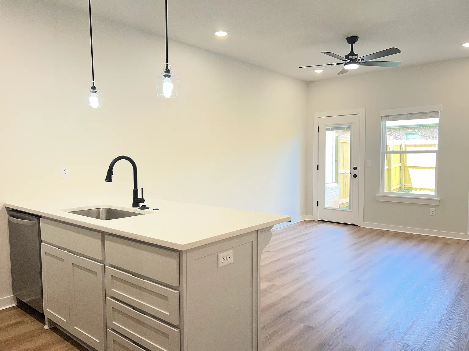 3 bed, 2.5 bath, 1503 sqft, $1,650 — Photo 2