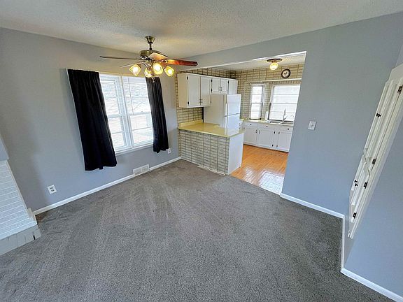 4th image of 200 E 22nd St