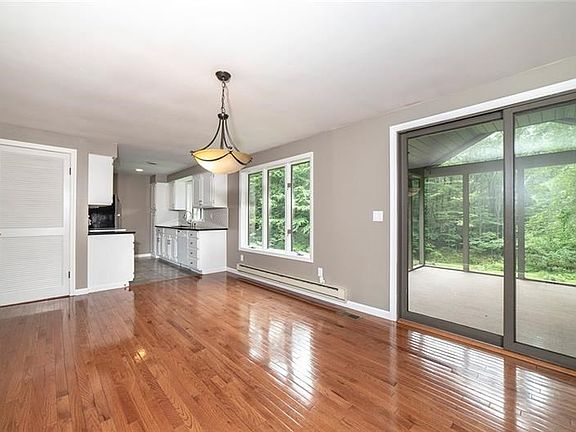 5th image of 324 Evergreen Ln
