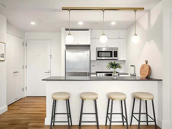4th image of 595 Baltic St APT 4B