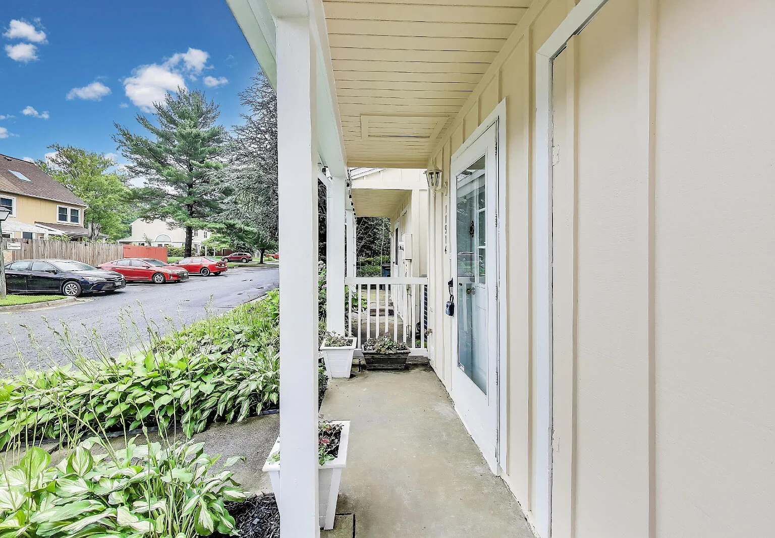 2 bed, 1.0 bath, 924 sqft, $2,400 — Photo 2