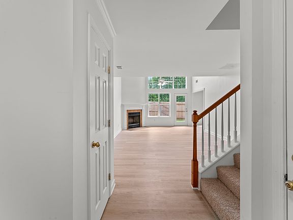 4th image of 704 Heath Pl