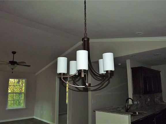 5th image of 8 Daggett Ln