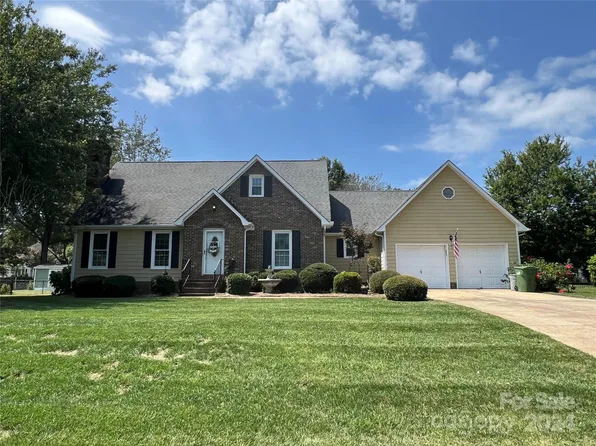845 Deerfield Dr, Mount Holly, NC 28120