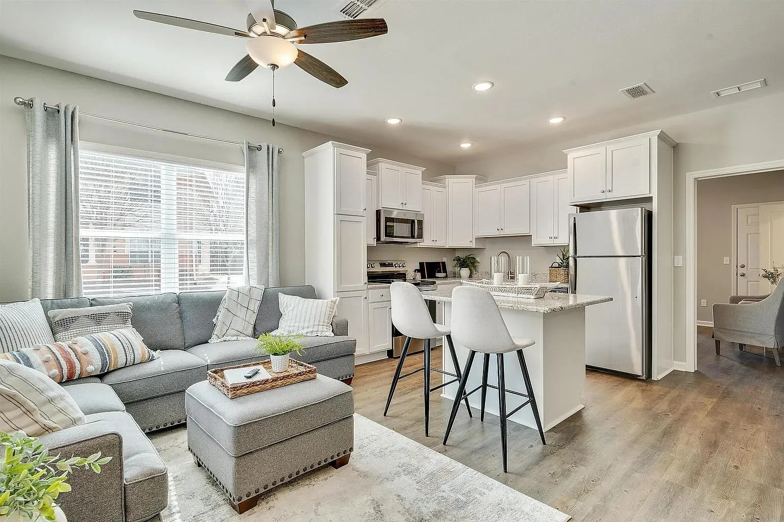 3 bed, 3.0 bath, 1232 sqft, $1,450 — Photo 3