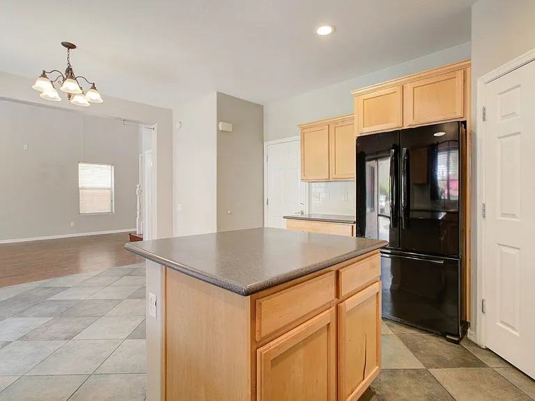 2143 W Marconi Ave — Photo 27