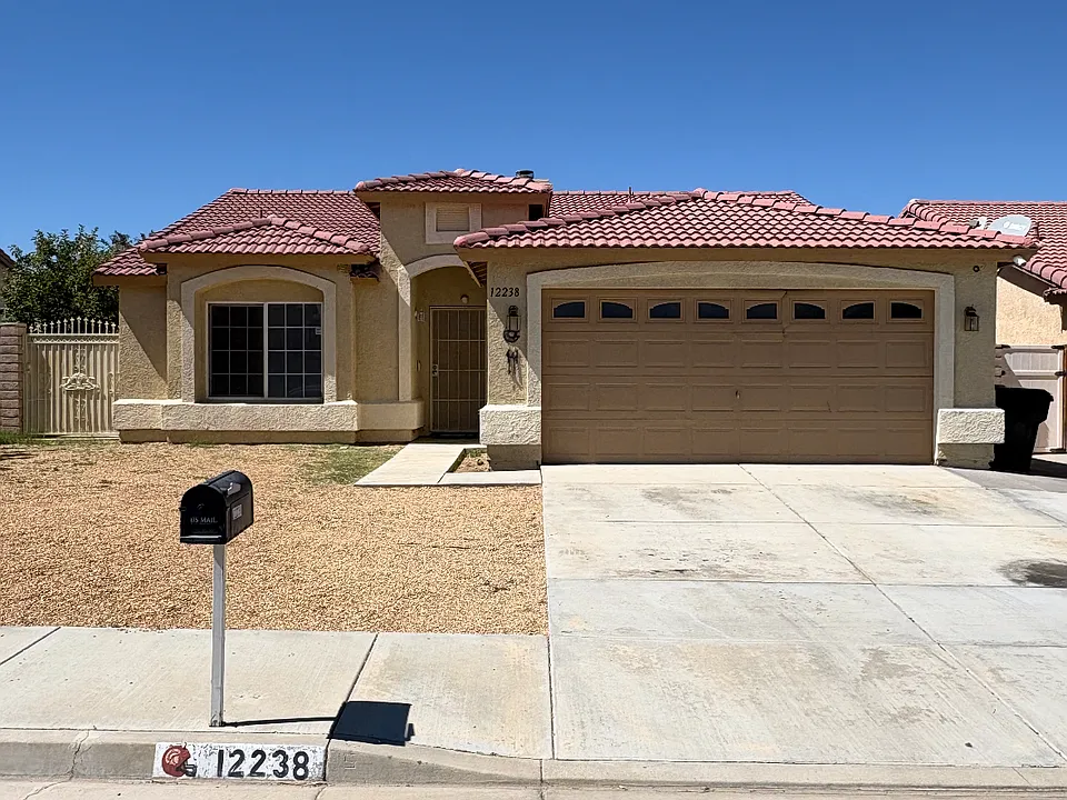12238 Glenoaks Ln