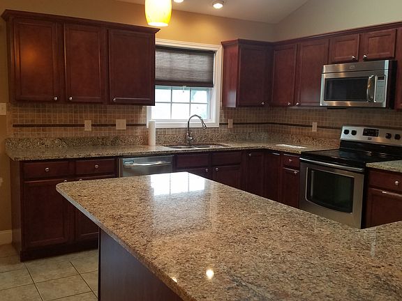 Spacious kitchen w/ island