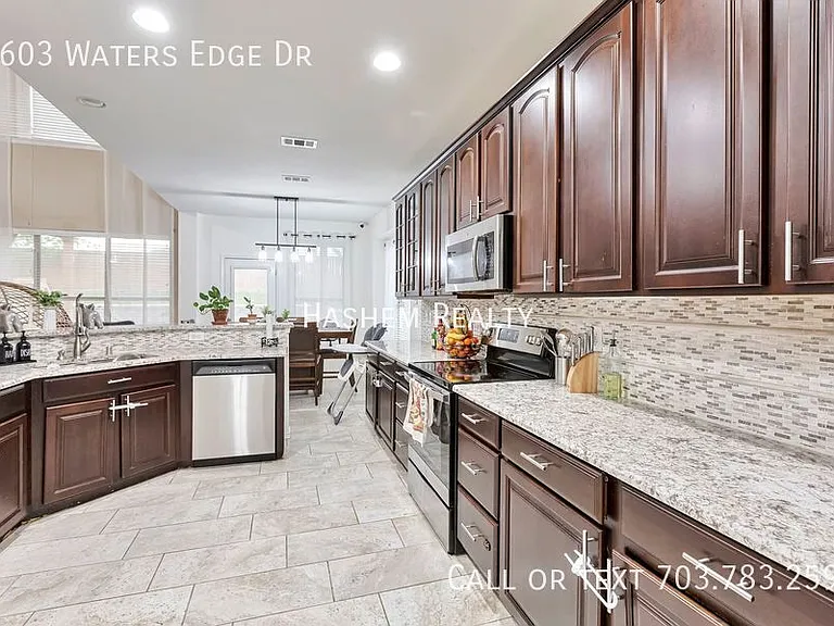 1603 Waters Edge Dr — Photo 3