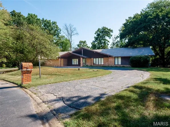 15 Meadowbrook Country Club Est, Ballwin, MO 63011