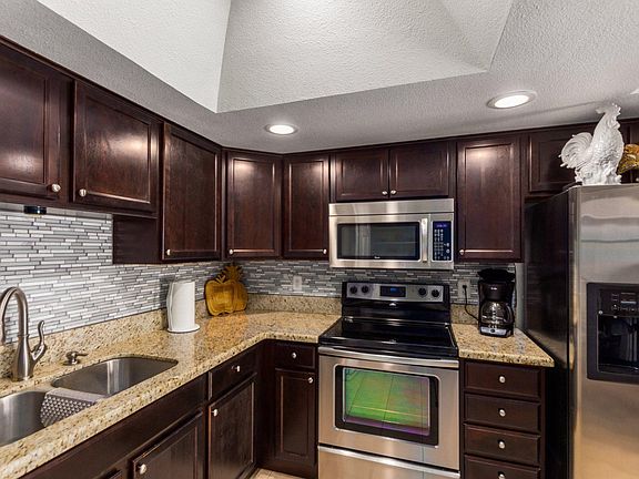 5th image of 920 E Diamond Dr