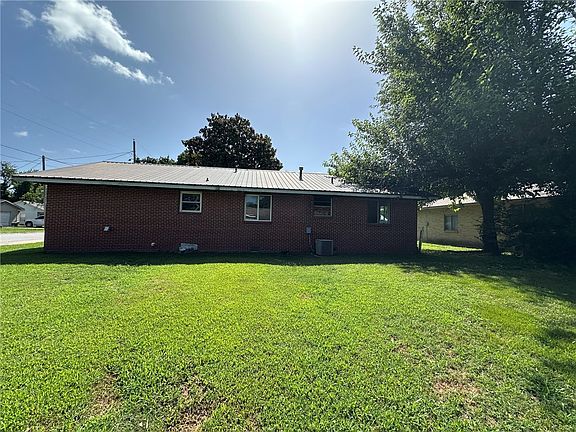 3rd image of 708 Lawndale Dr