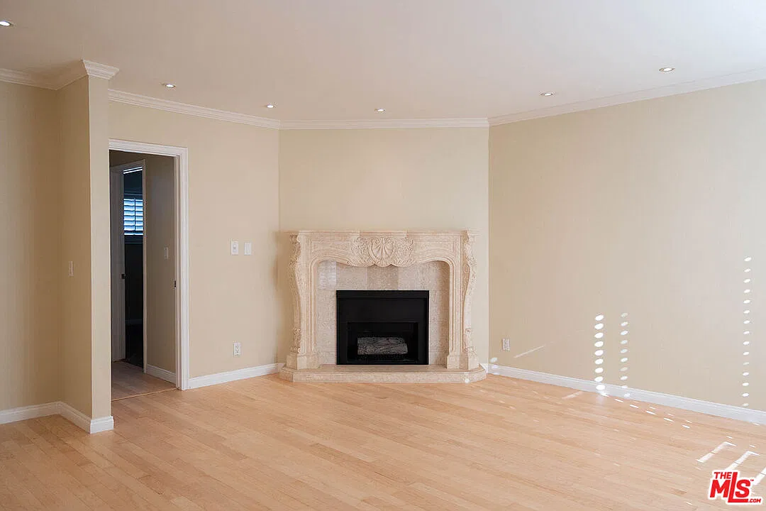 2 bed, 2.0 bath, 1000 sqft, $3,200 — Photo 2