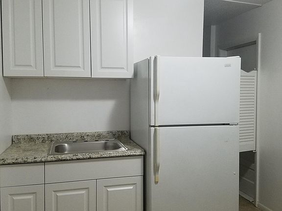 2nd image of 423 Marquis St