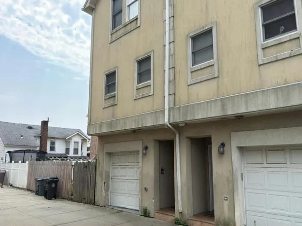 215 Beach 3rd St, Far Rockaway, NY 11691