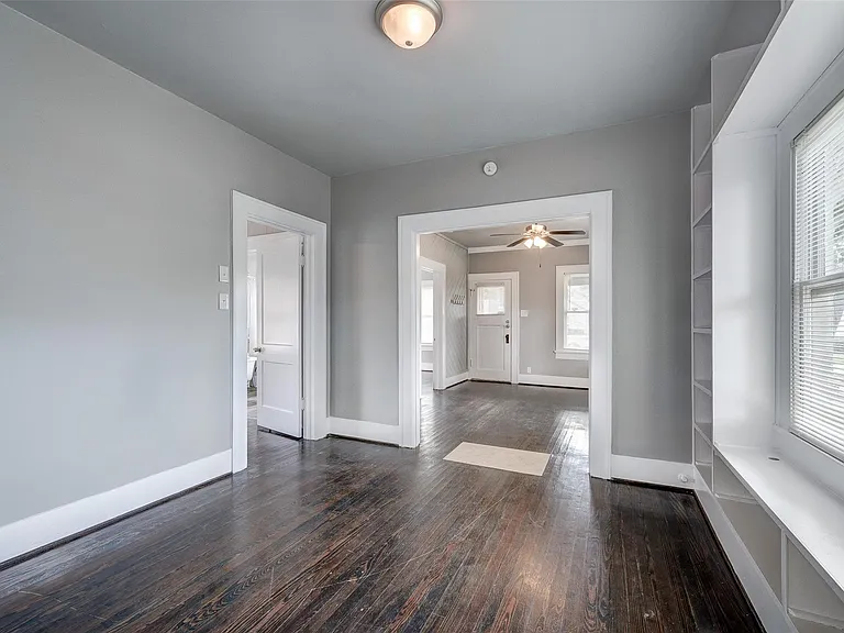 109 E 23rd St — Photo 14