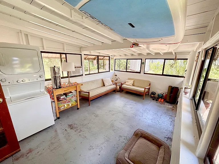 Spacious Florida room