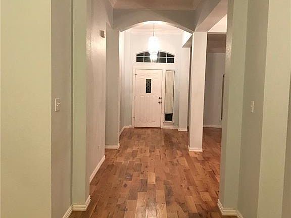 3rd image of 1504 Edinburgh Ln