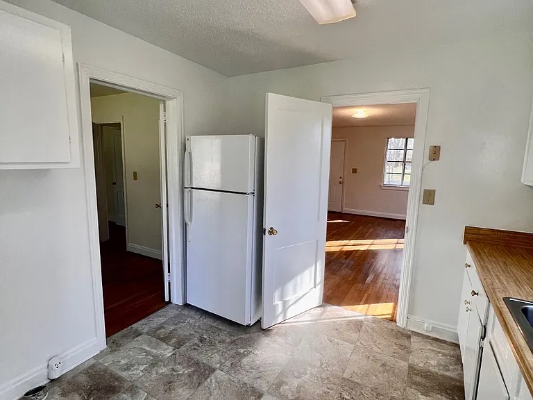 442 Elmhurst Rd — Photo 4