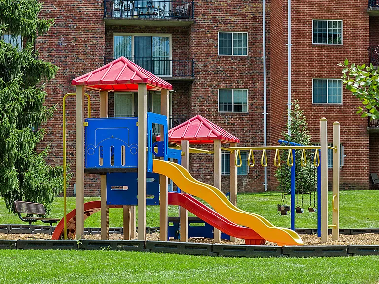 Whitehall Square Apartments — Photo 10