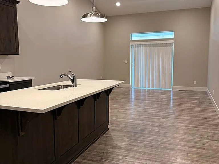 211 NE Alder Way #211NE — Photo 3