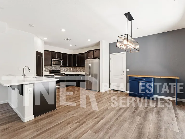 3027 Club Center Dr — Photo 2