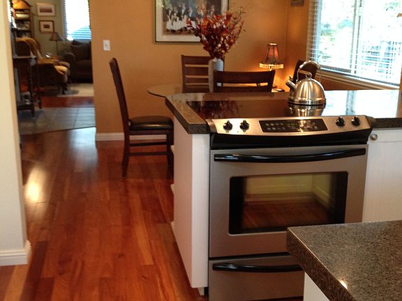 Kitchen Looking to Dinning