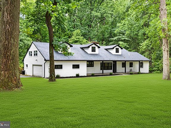 3rd image of 8 Lupine Ln