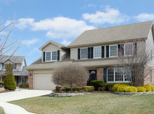 9039 Lancaster Ln, Woodridge, IL 60517