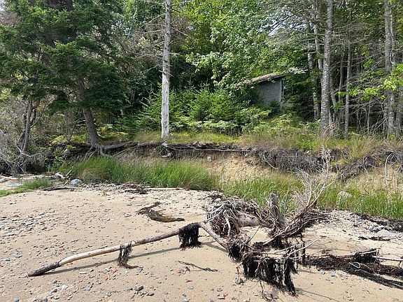 2nd image of 557 Paul Bunyan Road