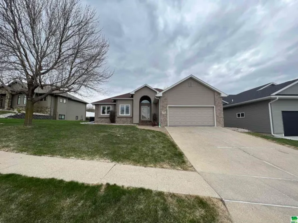 4706 Meadowlark Ln, Sioux City, IA 51106