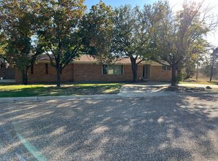 1304 3rd St, Plains, TX 79355