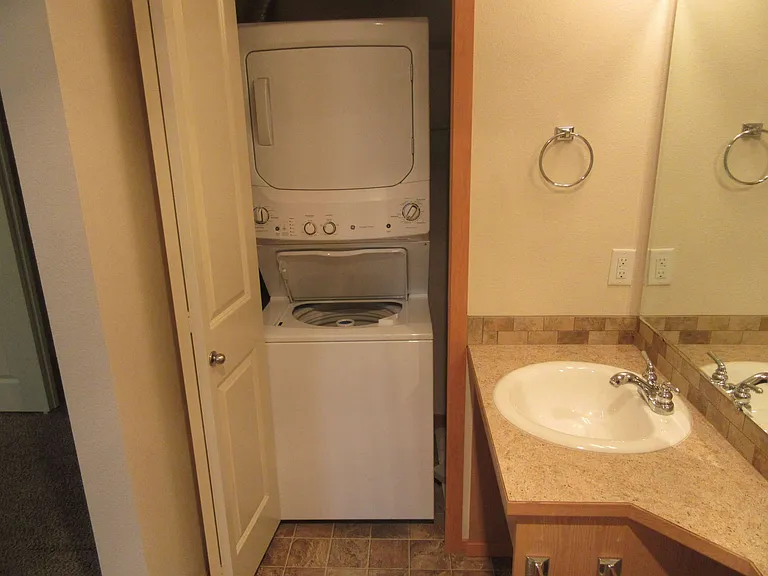 Bathroom/Laundry Bathroom/Laundry
