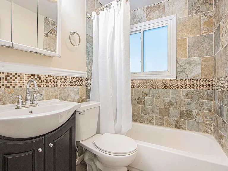2426 Shasta Dr — Photo 8