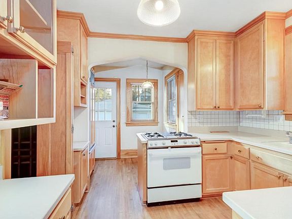 3rd image of 1726 Wellesley Ave