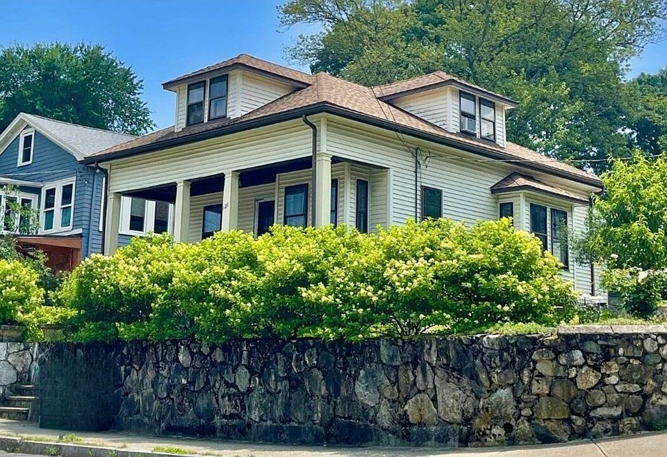 1st image of 121 Gaston St