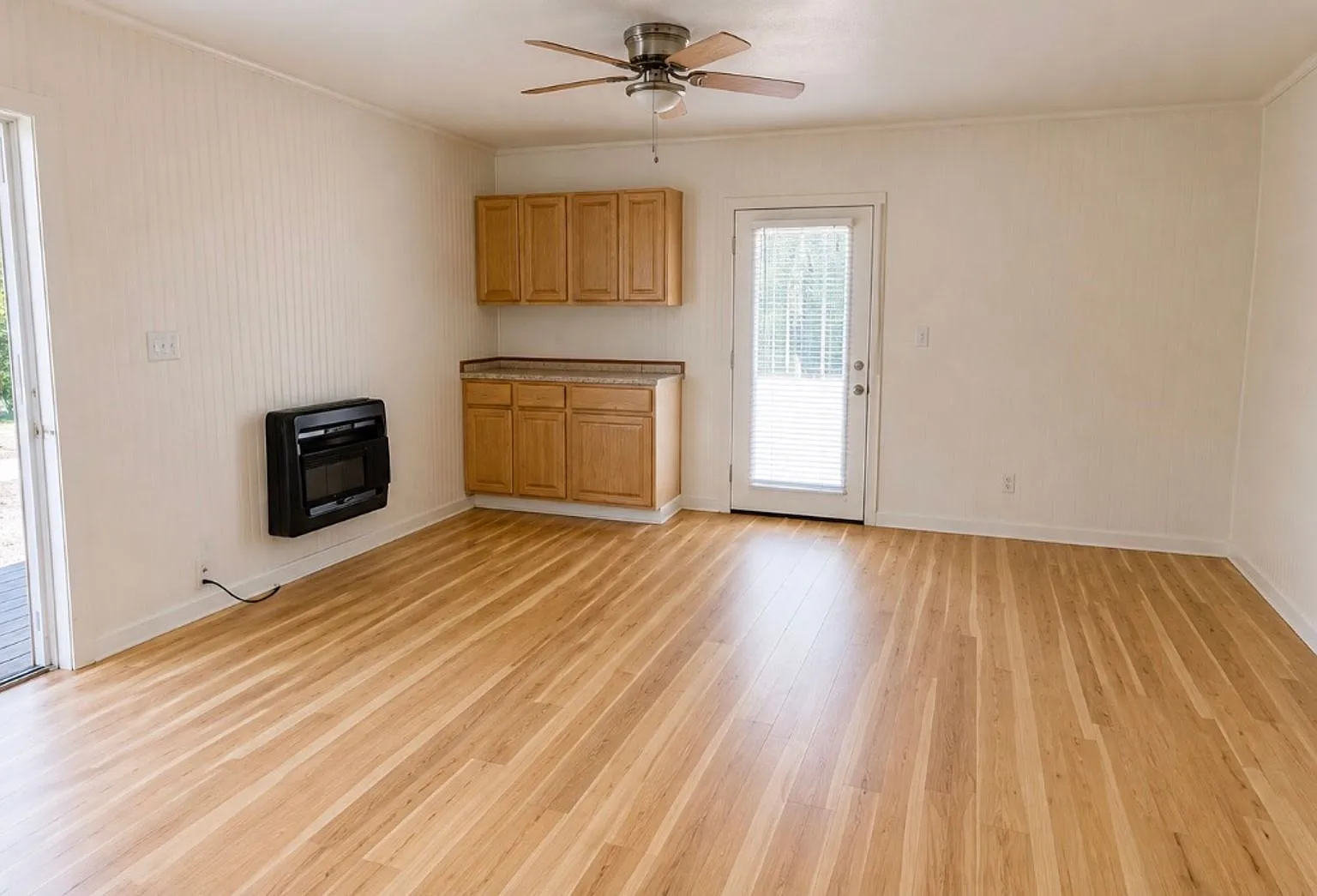spacious two bedroom, one bath apartment — Photo 3