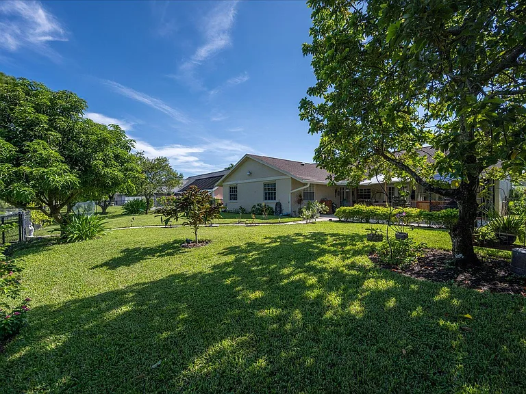 13889 Geranium Pl — Photo 31