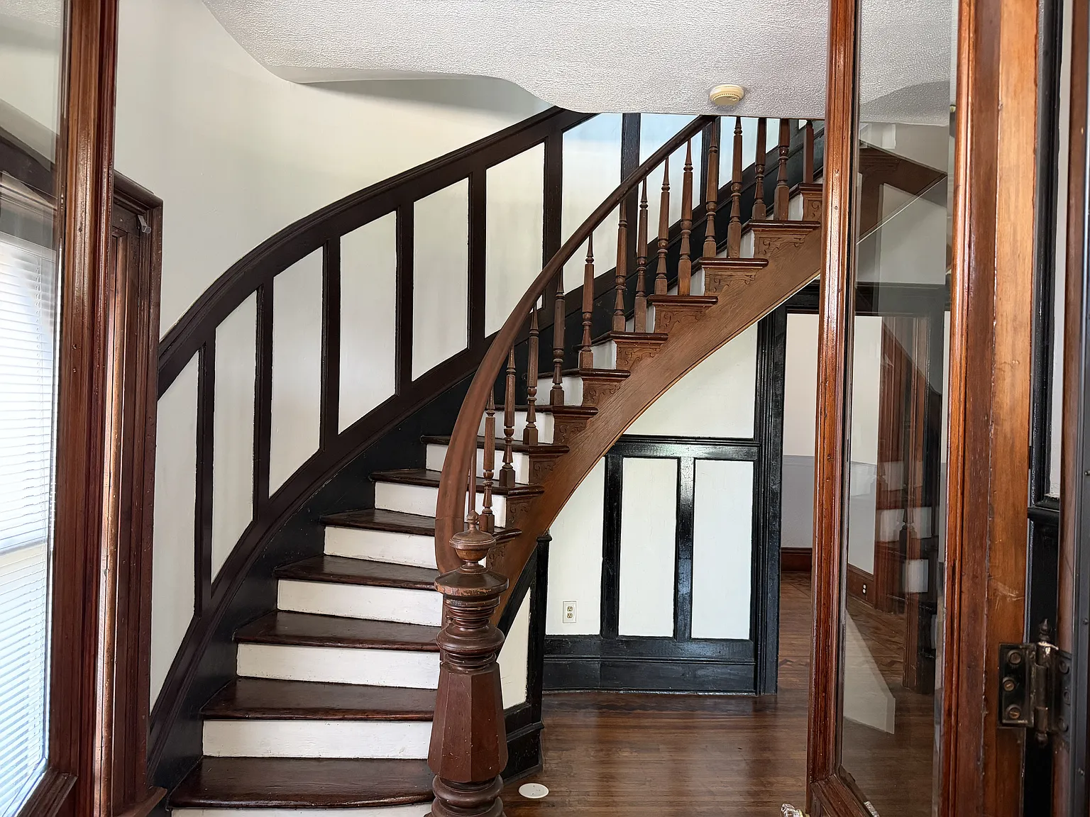 5 bed, 3160 sqft, $4,400 — Photo 2