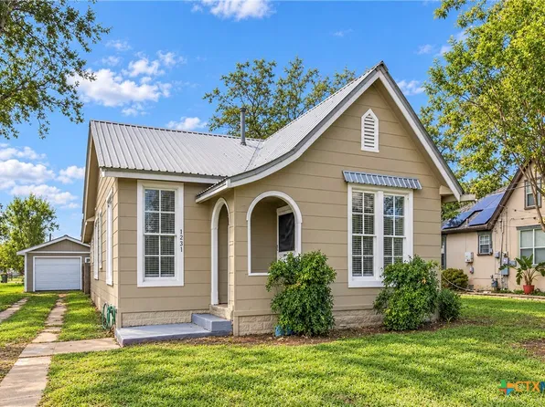 1231 N Saint Joseph St, Gonzales, TX 78629