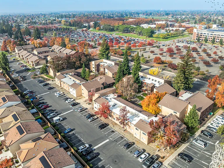 College Grove Apartments — Photo 8