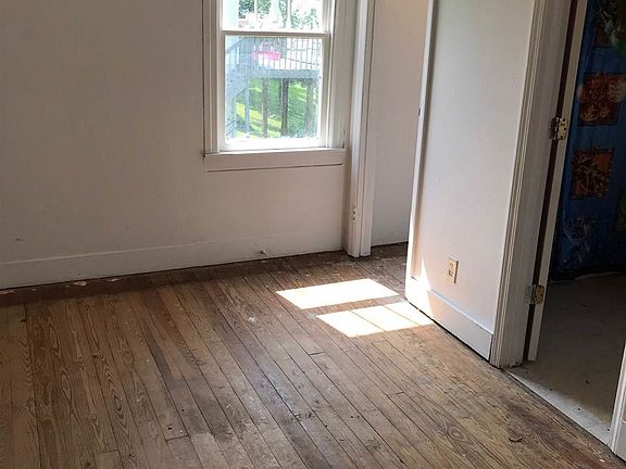 3rd image of 717 N Main St