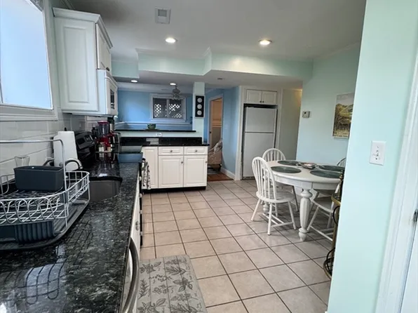 8 6th St #1, Newbury, MA 01951