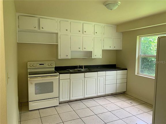 3rd image of 13932 1st St