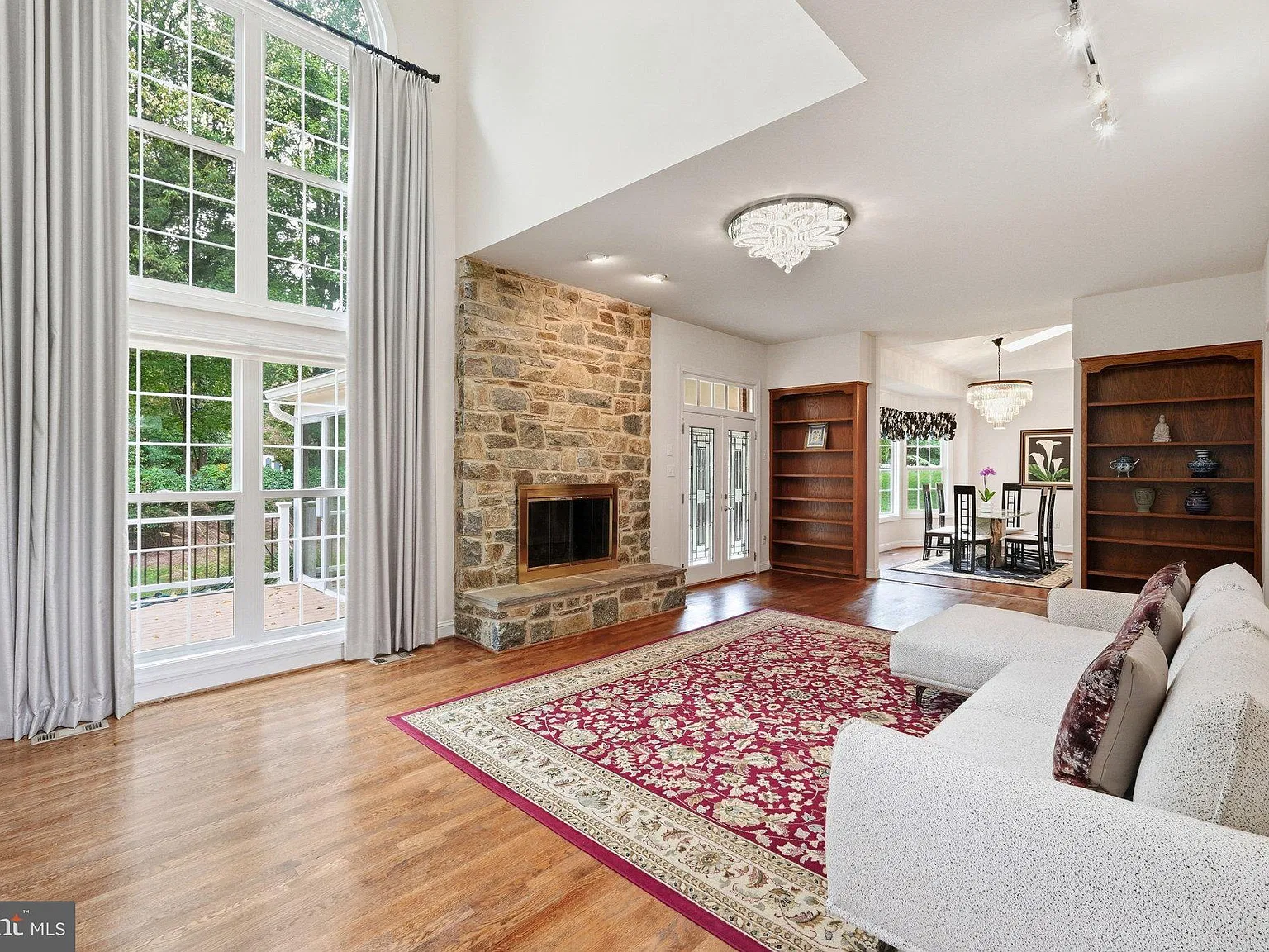 6 bed, 4.5 bath, 7309 sqft, $7,700 — Photo 2