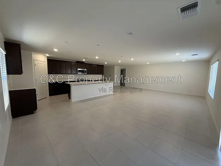 2208 S Helm Ave — Photo 2